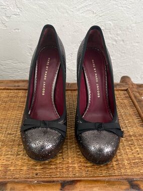 Marc by Marc Jacobs Metallic Pewter Embossed Pumps with Black Bow - Size 5.5